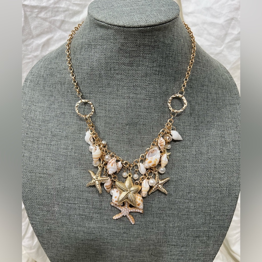 Fashion Jewelry Ladys Necklace W/Sea Shells And Charms On A 18kt Gold Platted